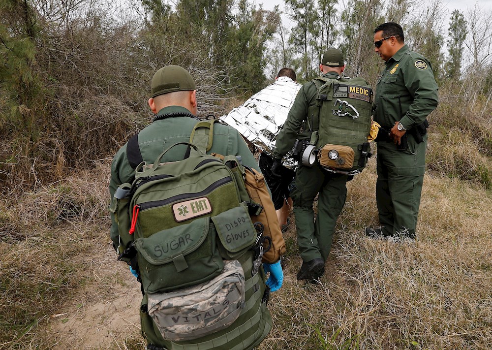 La Patrulla Fronteriza detiene a dos grupos con más de 300 migrantes en el Valle