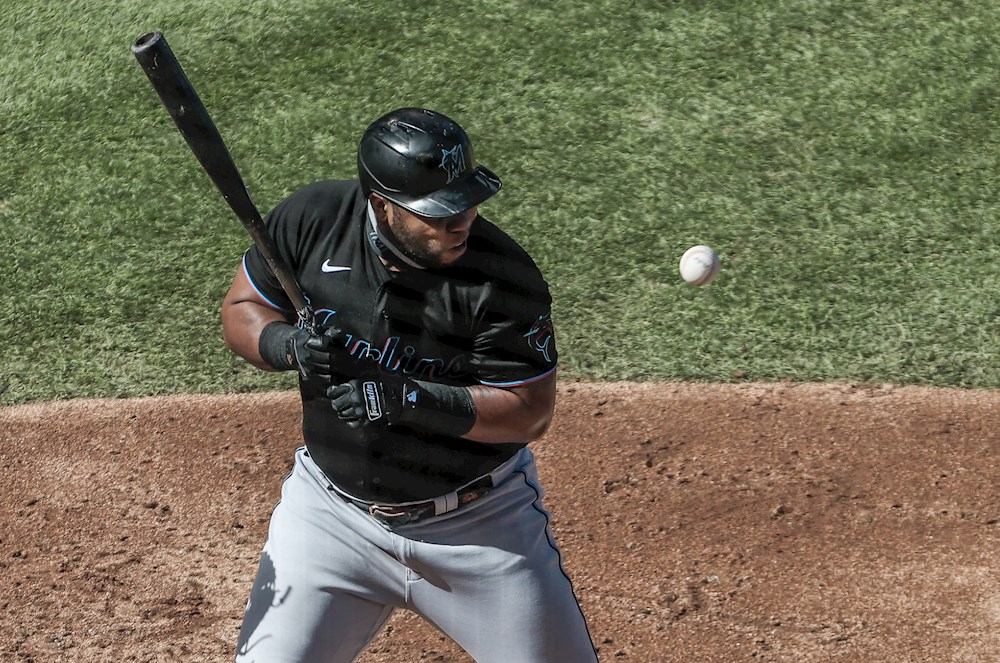 4-1. El venezolano Aguilar y Chishom jonronean contra los Cachorros