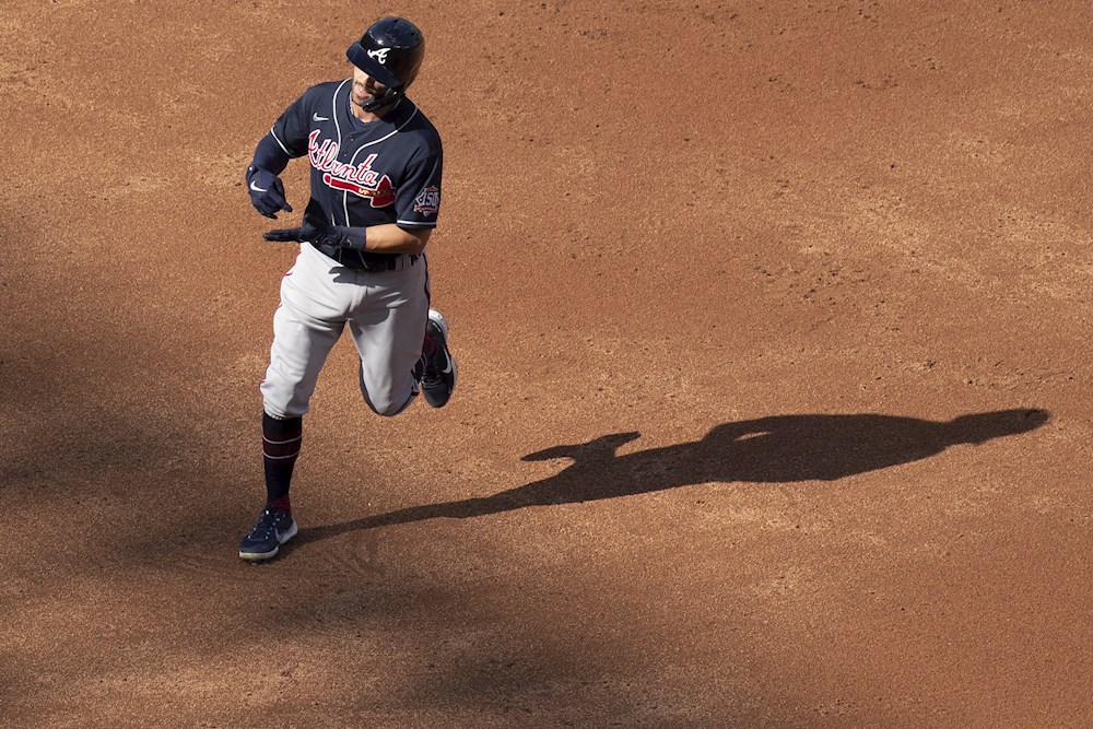 Swanson anota el triunfo de los Bravos