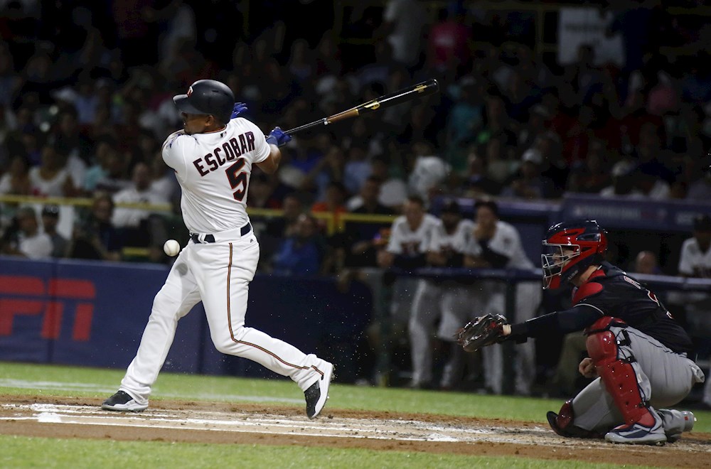 6-2. El venezolano Eduardo Escobar, figura de los Cerveceros