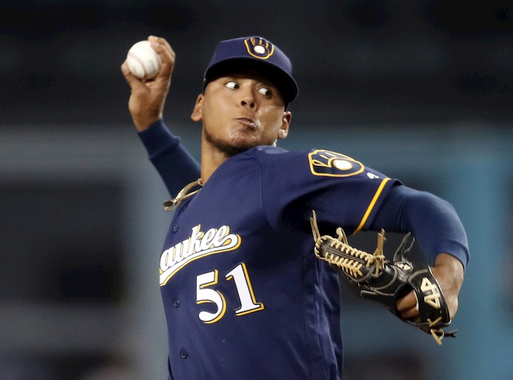 El dominicano Freddy Peralta lanza sólido y supera a los Cachorros