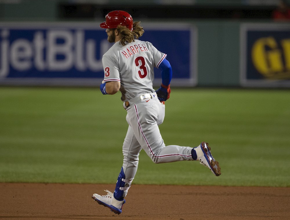 Los Filis, con Harper de protagonista, evitan barrida ante los Dodgers