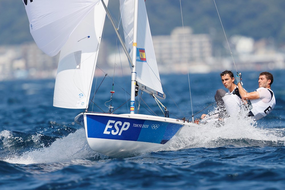 La falta de viento concentra el martes las finales en 49er.FX, 49er., Finn y Nacra