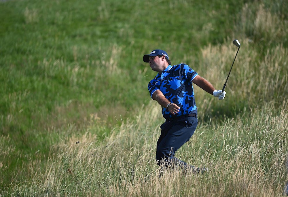 El estadounidense Patrick Reed se retira por lesión en el tobillo