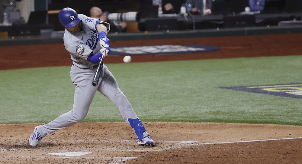 Pollock, con jonrón, sella el triunfo de los Dodgers en un partido de seis horas