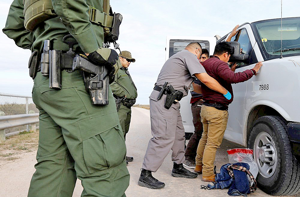 Migrantes arrestados en Texas pasan meses en la cárcel antes de ver a un juez