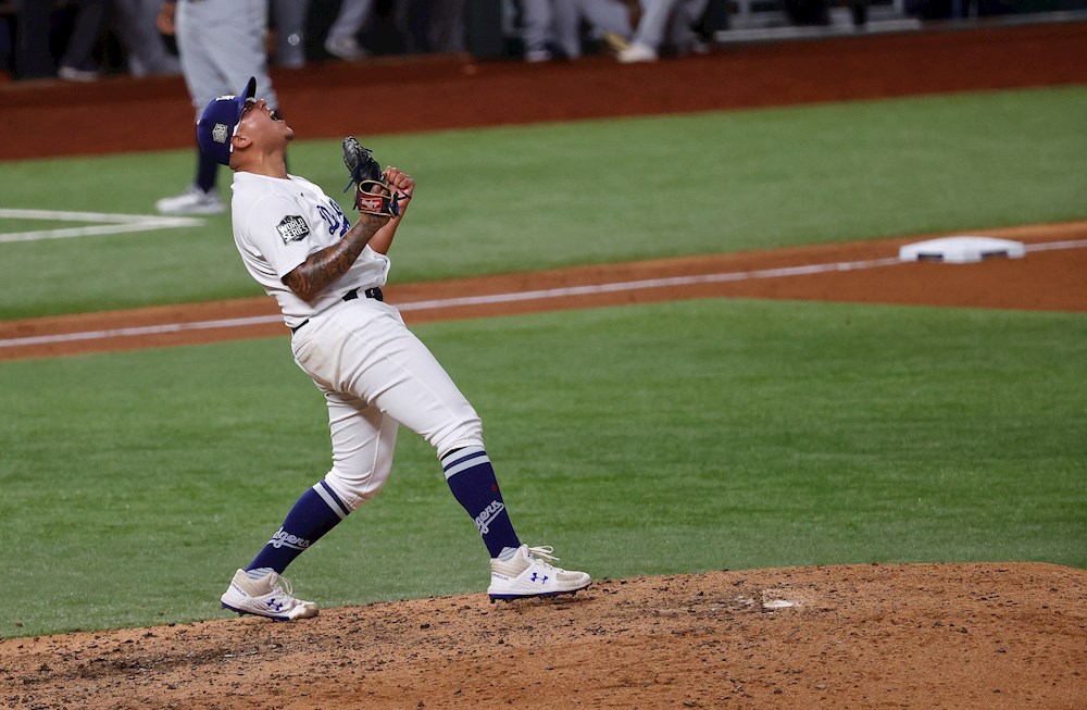 5-2. El abridor mexicano Julio Urías lanza sólido y supera a los Padres