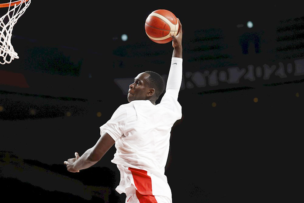 Garuba es titular con los Rockets, juega gran defensa y se acerca al doble-doble