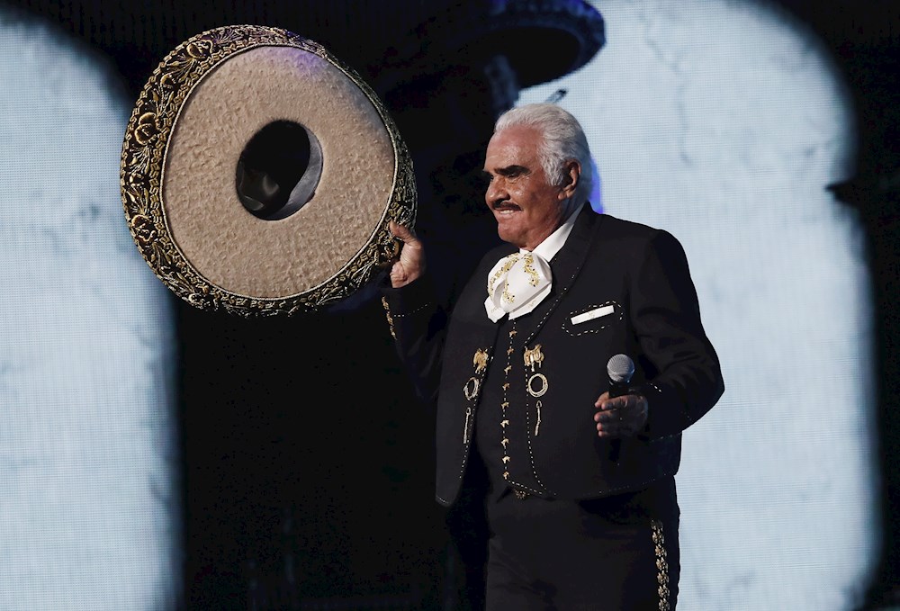 Vicente Fernández es hospitalizado en México por lesión en las cervicales