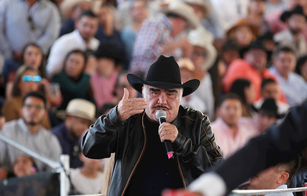 Vicente Fernández sigue en terapia intensiva y es alimentado por una sonda