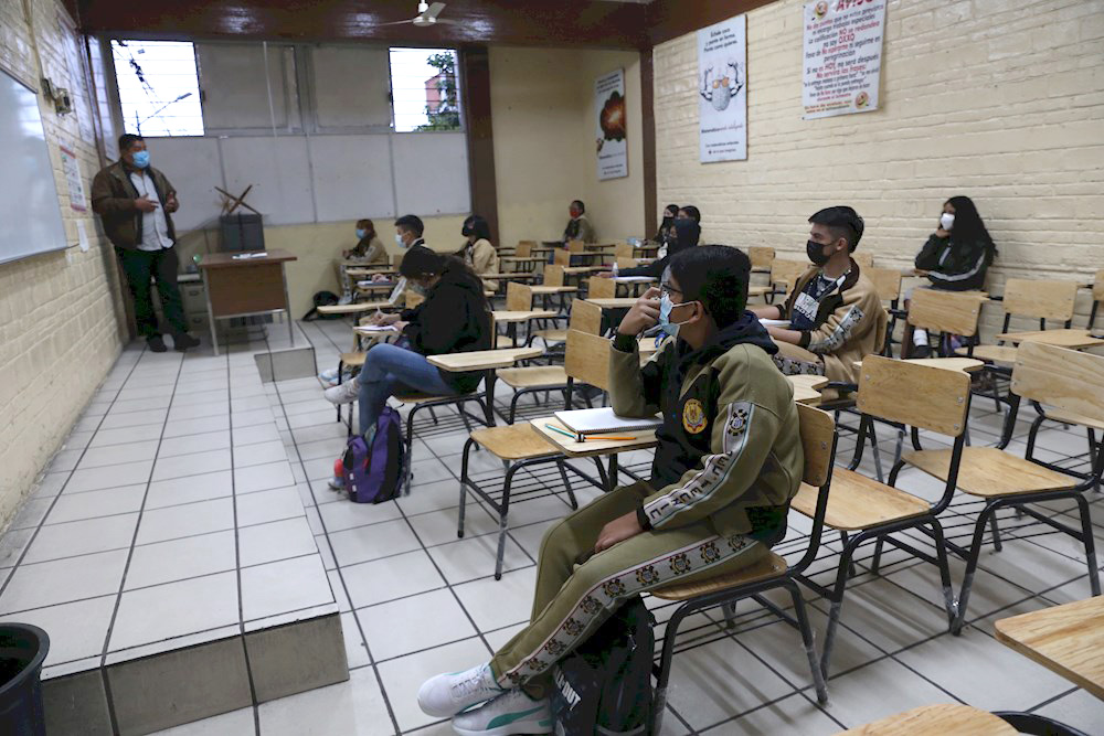 Millones de estudiantes mexicanos regresan a las aulas en plena tercera ola