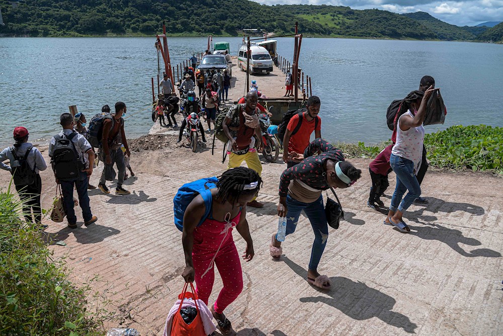 Migrantes haitianos huyen del estado mexicano de Chiapas en peligrosas rutas