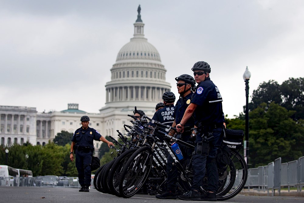 Los “dos EE.UU.” logran congregar a unos pocos incondicionales en Washington