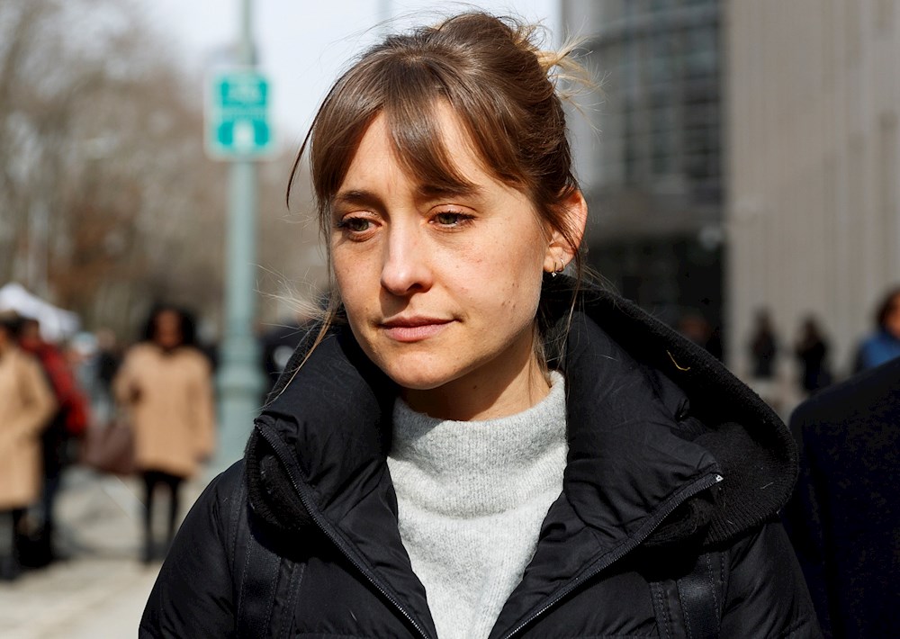 La actriz Allison Mack entra en prisión por su participación en secta NXIVM