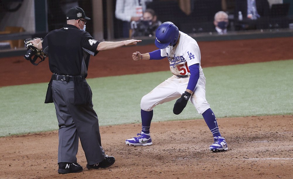 Betts jonronea y dirige el triunfo de los Dodgers