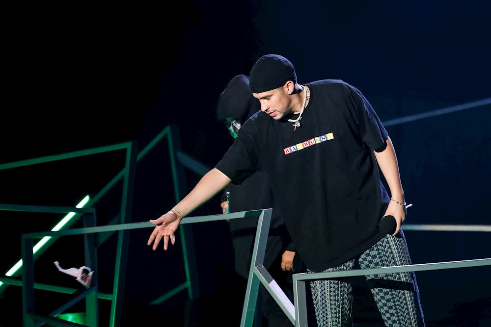 Bad Bunny promueve la tercera y última temporada de la serie “Narcos: México”