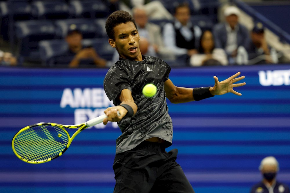 Auger-Aliassime pasa a las semifinales del US Open, por lesión y retirada de Alcaraz