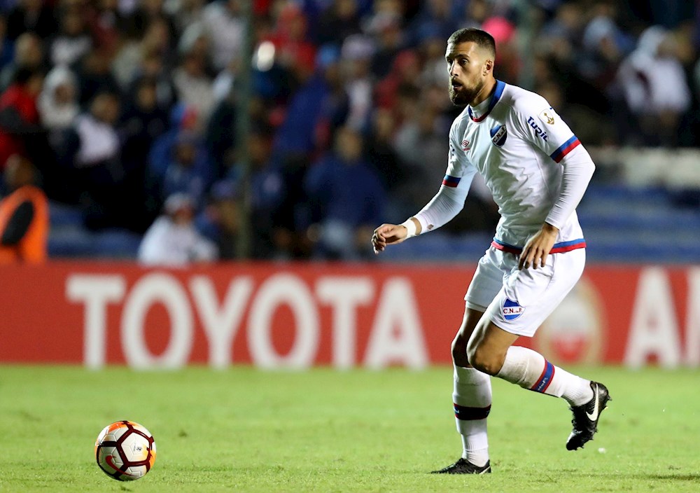 Charlotte ficha al defensa uruguayo Guzmán Corujo