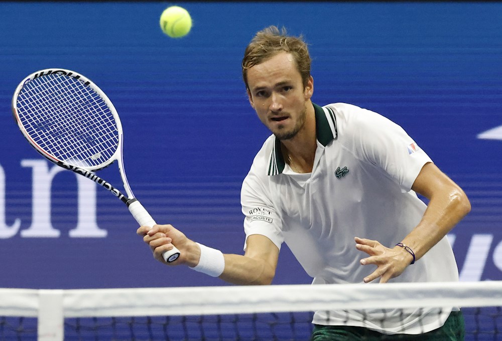 Medvedev y Tsitsipas avanzan a la tercera ronda y jugarán contra Andújar y Alcar