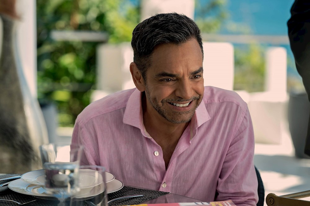 Eugenio Derbez llega a Apple TV+ como mesero en la serie bilingüe “Acapulco”