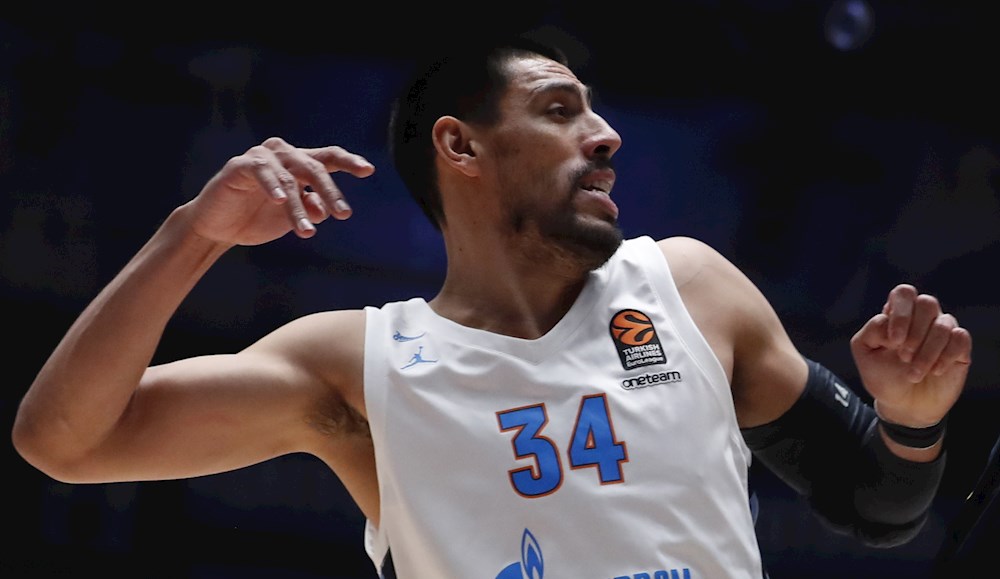 Gustavo Ayón firma con los Capitanes en la Liga de Baloncesto de Puerto Rico