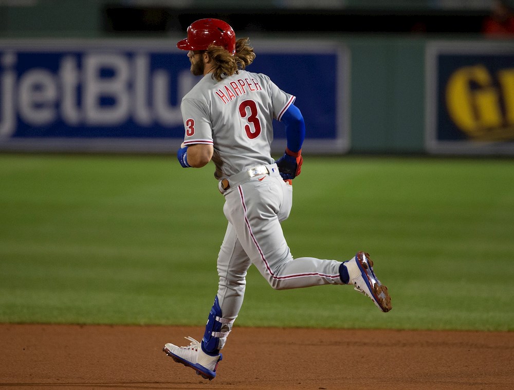 12-6. Harper mantiene a los Filis en la competencia por un comodín