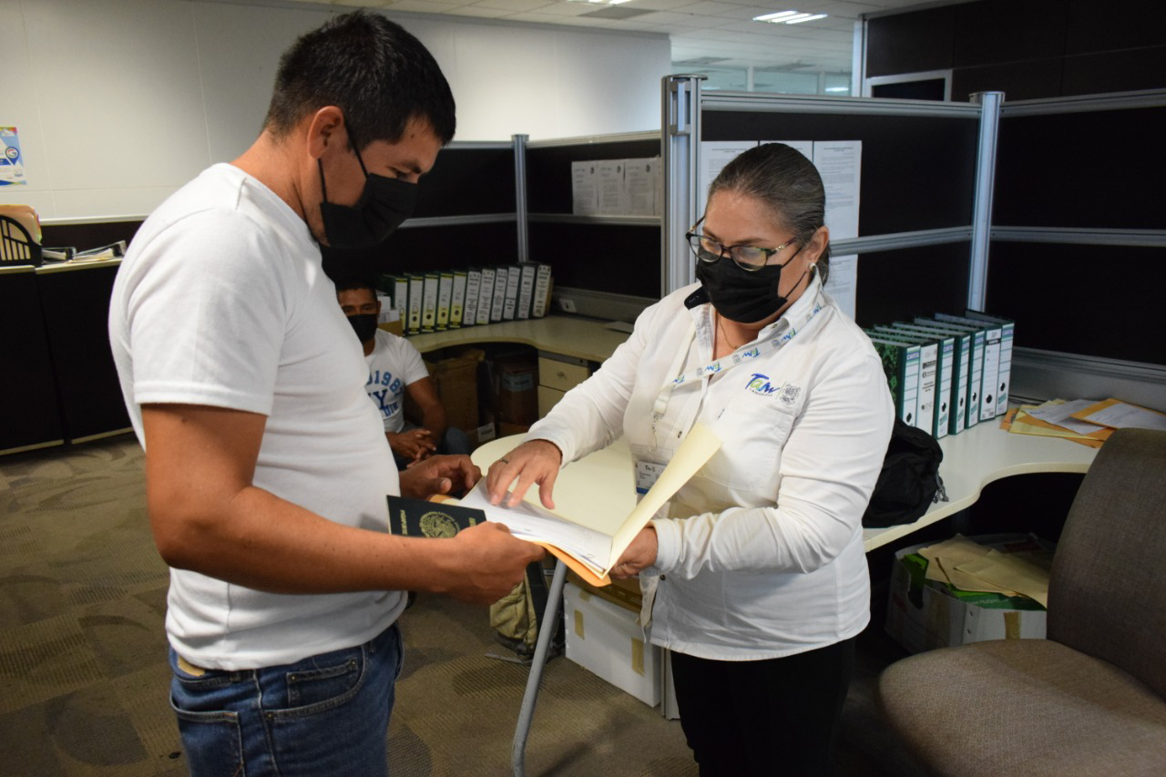Jornaleros tamaulipecos retornan a la cosecha de tomate en E. U.