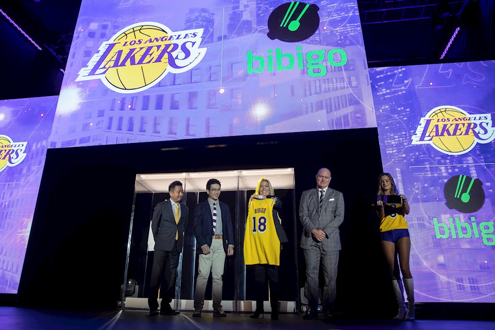 Los Lakers firman un acuerdo por 100 millones de dólares con un nuevo patrocinador
