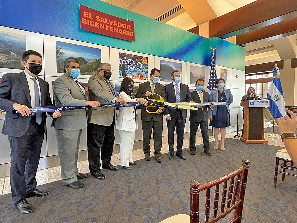 Exposición fotográfica de El Salvador en el aeropuerto de McAllen