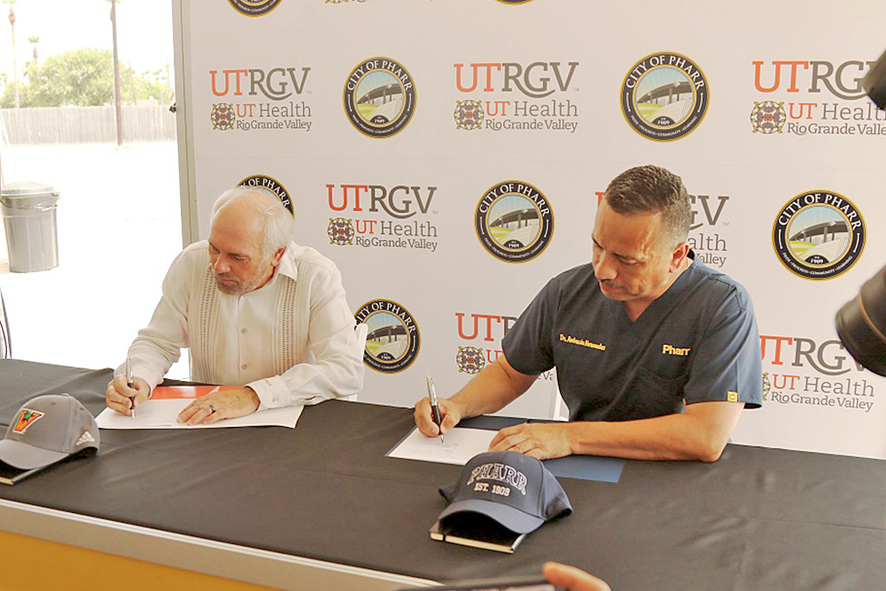 Ceremonia de firma de nueva instalación de Escuela de Enfermería de UTRGV  en Pharr