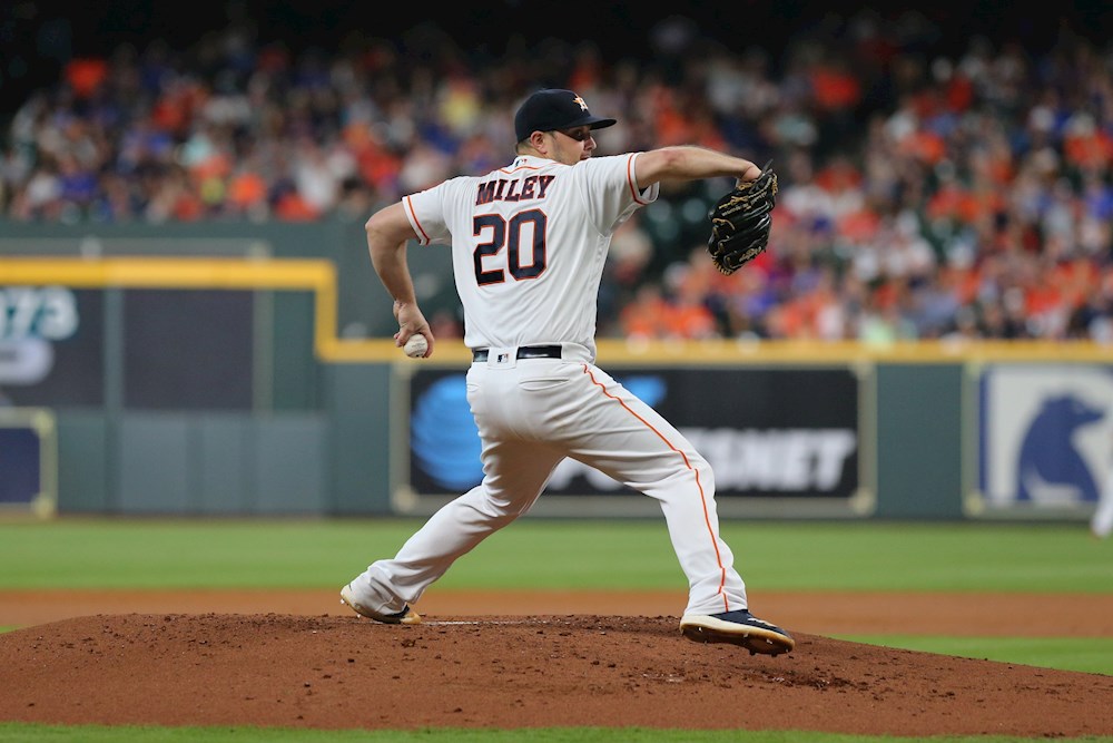 Miley lanza sólido y guía el triunfo de los Rojos sobre los Cachorros