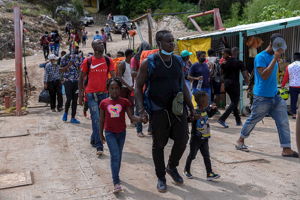 Haitianos saturan albergues y oficinas de migración en el norte de México