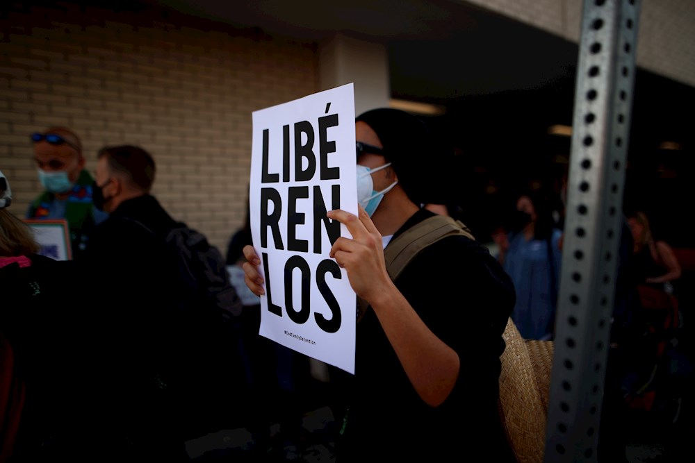 Un juez ordena liberar a más de 220 migrantes detenidos por Texas