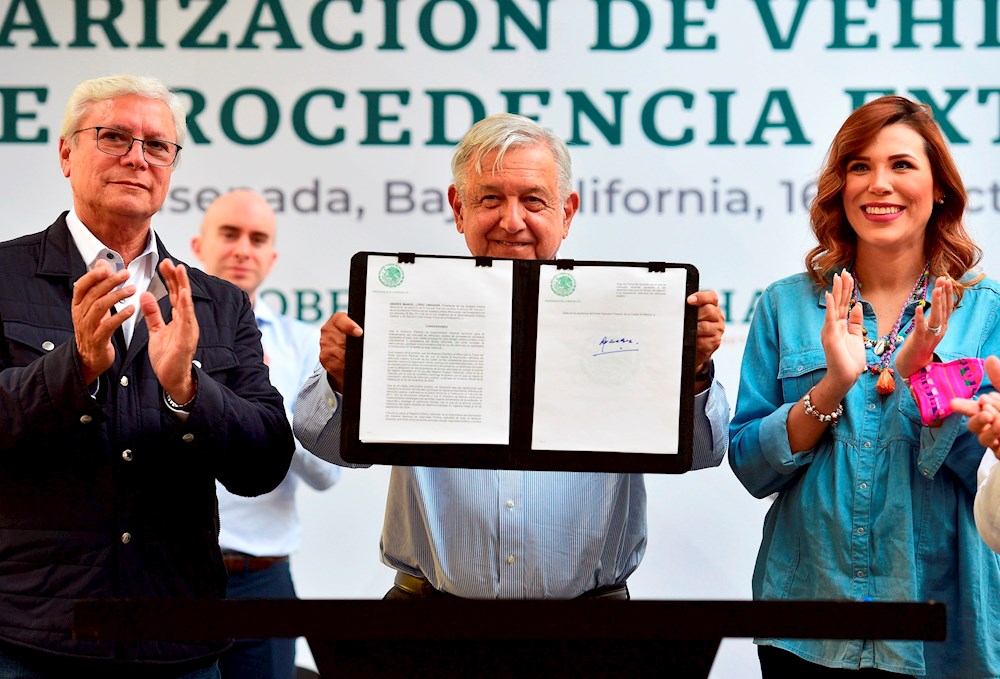 Presidente de México regulariza los “autos chocolate” ilícitos de EE.UU.