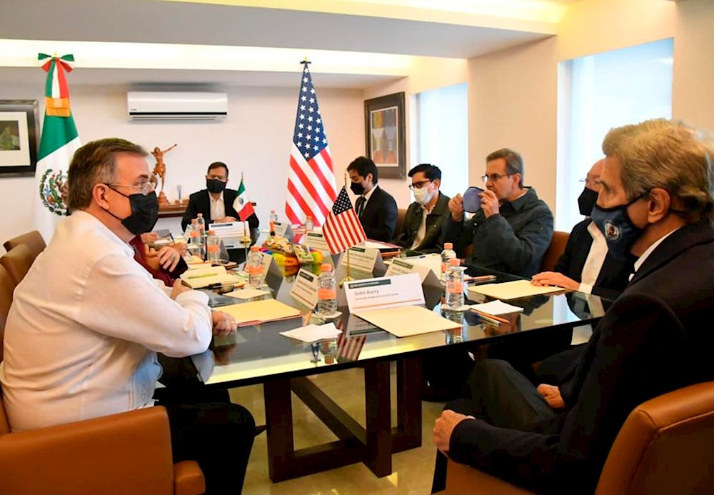 John Kerry defiende la energía eólica y solar ante López Obrador