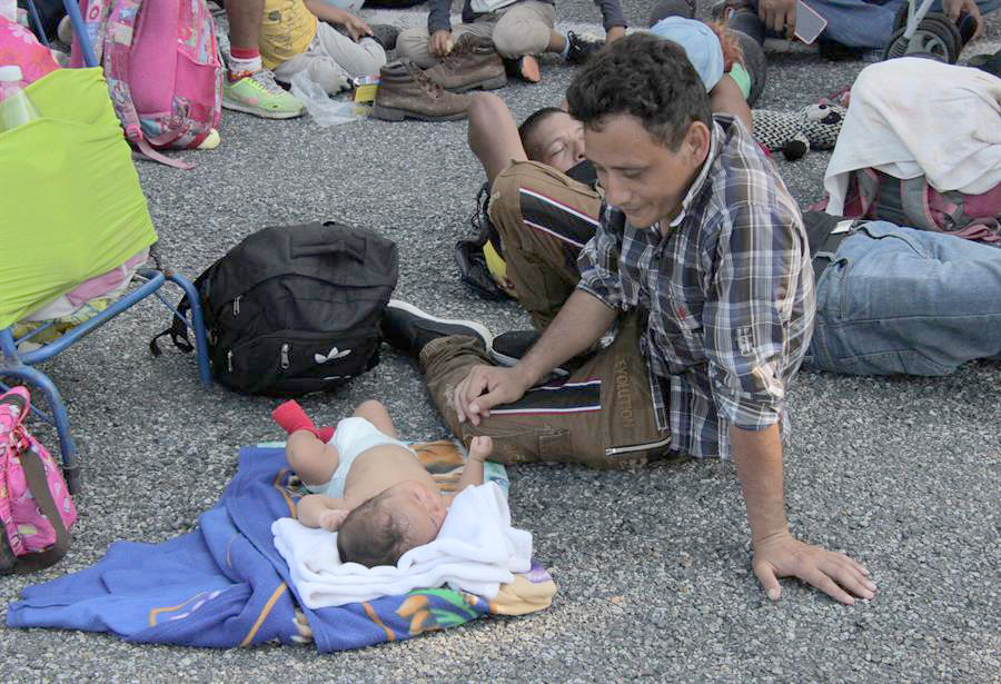 Caravana migrante avanza bajo el calor por el sureste de México