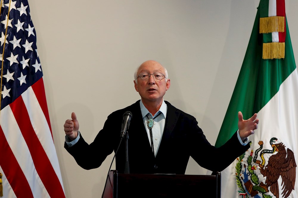 Embajador de EEUU dice que buscará con México la solución a crisis migratoria