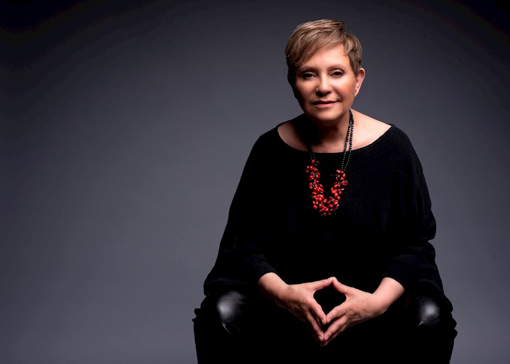 Adriana Barraza celebra 50 años como actriz con el estreno de “Bingo Hell”