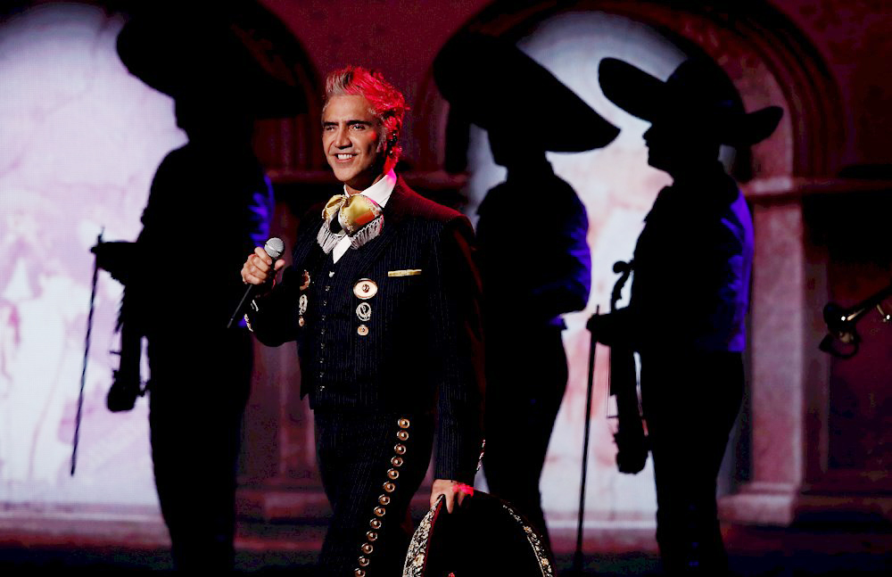 Alejandro Fernández dona 100.000 dólares de su gira para familias migrantes