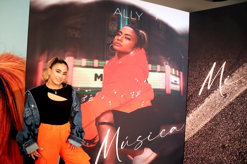 Ally Brooke enseña por primera vez su esencia en “Mi música”
