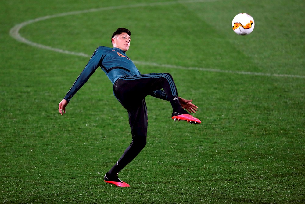 Edson Álvarez negocia con el Ajax una renovación de contrato