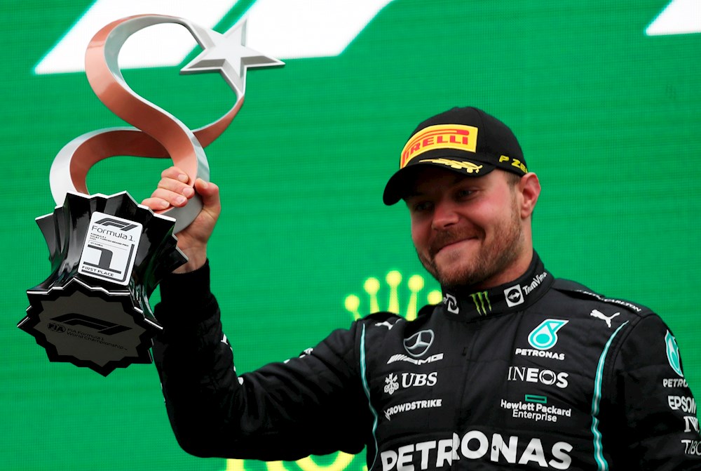 Bottas gana en Turquía y Verstappen festeja liderato en el podio con ‘Checo’