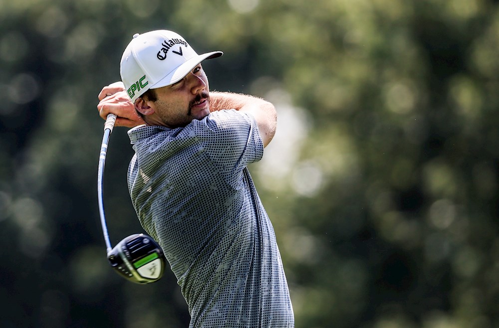 Burns logra golpes decisivos en la recta final y gana segundo título del año