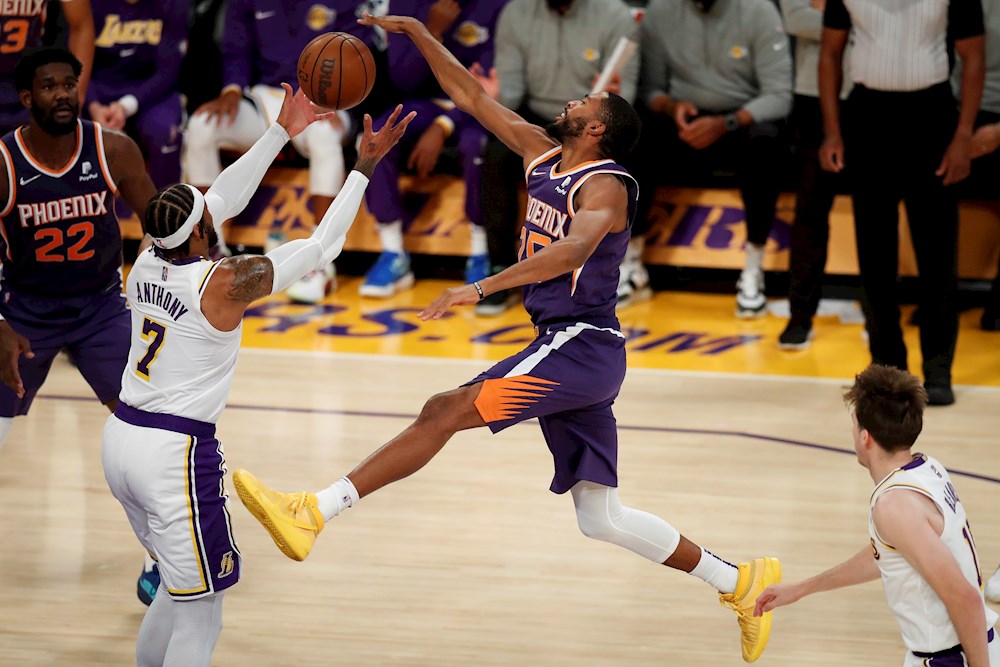 121-118. Carmelo da primer triunfo a Lakers y llega a 27.423 puntos