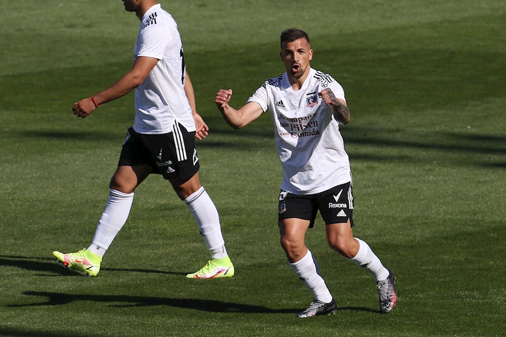 Brote de covid deja sin 34 jugadores a Colo Colo y a la Universidad Católica