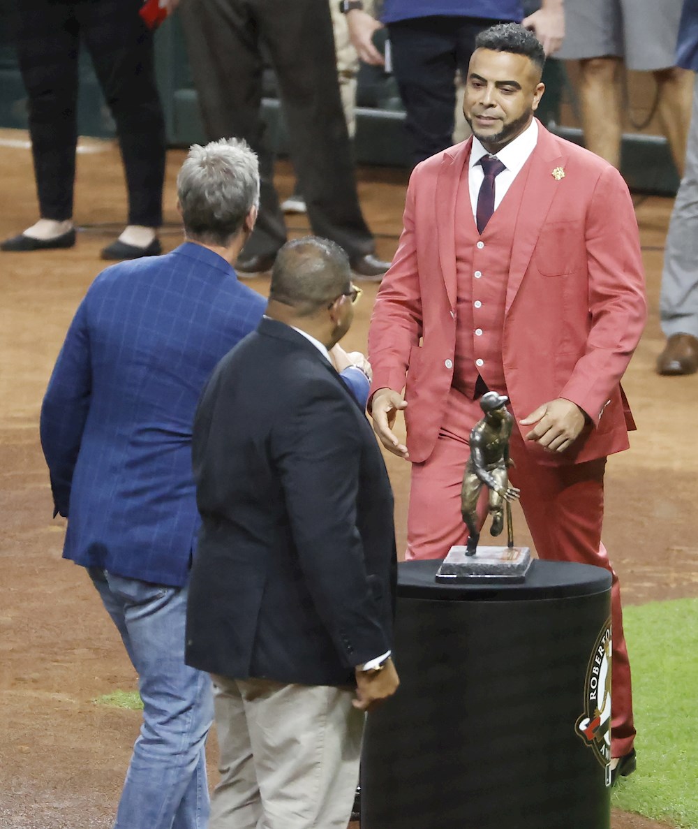 Cruz se muestra agradecido y bendecido por recibir el Premio Roberto Clemente