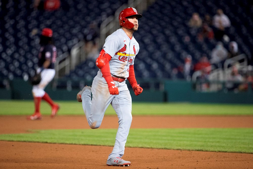 El novato Dylan Carlson aporta dos jonrones en la victoria de los Cardenales por 4-3