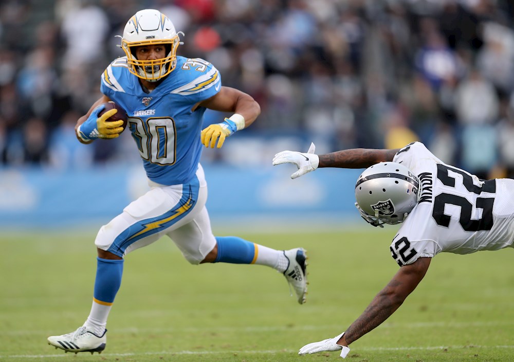 28-14. Herbert y Ekeler lideran el triunfo de los Chargers y quitan el invicto a los Raiders