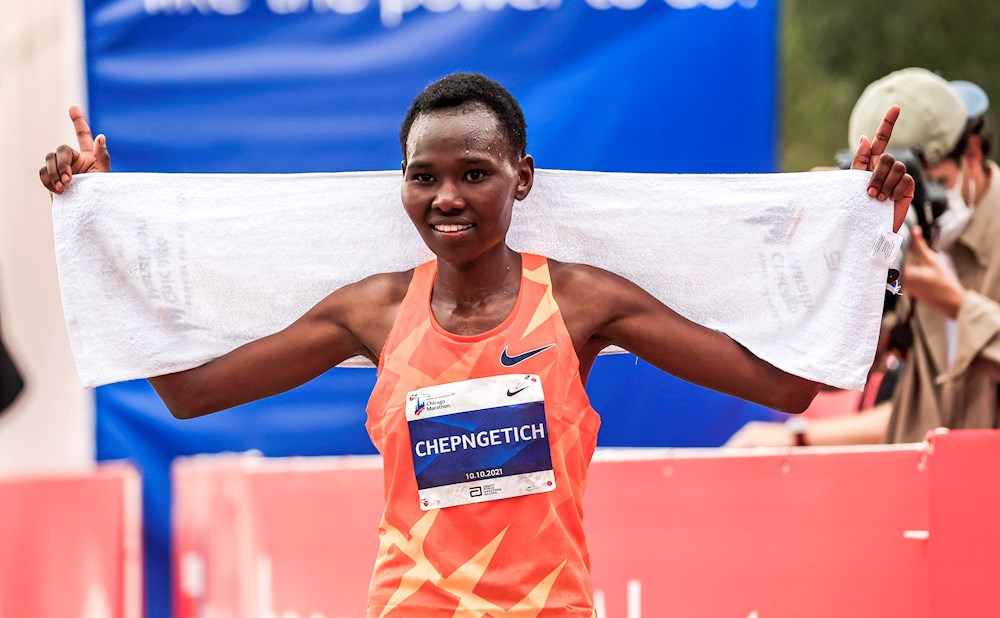 El etíope Seifu Tura y la keniana Ruth Chepngetich sorprenden en Chicago
