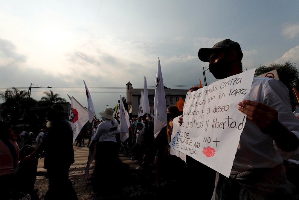 Miles de mexicanos marchan pidiendo justicia por la masacre de Tlatelolco del 68